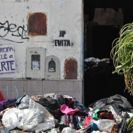 Imagen del local en el que se produjo el incendio donde se puede leer en una pintada: "Esta ropa huele a muerte"