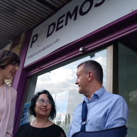 Violeta Barba, junto con el concejal Fernando Rivarés y la exdiputada Amparo Bella, que ocupará su puesto en el Ayuntamiento de Zaragoza. Eduardo Bayona