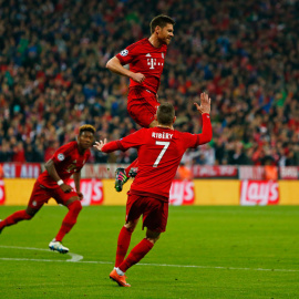 Xabi Alonso celebra su gol ante el Atlético. Reuters / Michaela Rehle