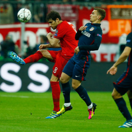 Javi Martínez despeja ante Griezmann durante el partido. Reuters / Ralph Orlowski