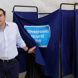 El primer ministro griego, Alexis Tsipras, en el colegio electoran en la segunda vuelta de las elecciones locales. REUTERS/Costas Baltas