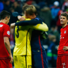 Oblak y Torres se abrazan al final del partido ante Lewandowski y Müller. Reuters / Ralph Orlowski