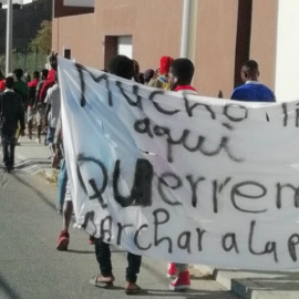 Cientos de personas de origen subsahariano marchan por las calles de Ceuta para exigir que se reanuden los traslados a la Península.
