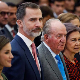 Los Reyes Felipe VI y Letizia, junto a los Reyes eméritos Juan Carlos y Sofía, durante el acto de entrega de los Premios Nacionales del Deporte 2016 celebrado esta semana. | EFE
