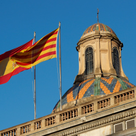 La bandera española y catalana ondean en lo alto del Palacio de la Generalitat en Barcelona.REUTERS/Yves Herman