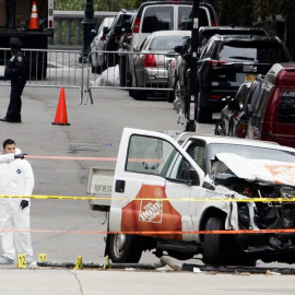 Varios miembros de la policía criminal mientras revisan el vehículo que atropelló y mató a 8 personas e hirió a 11 en Nueva York. EFE/JUSTIN LANE