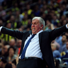 Obradovic gesticula en uno de los partidos del 'playoff' contra el Maccabi. OZAN KOSE / AFP