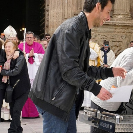 Los padres de Gabriel Cruz acompañan el féretro a la salida de la Catedral de Almería. EFE/Archivo