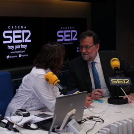 Mariano Rajoy conversa con la periodista Pepa Bueno. /CADENA SER
