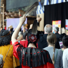 03/06/2019 - Una mujer sostiene una pluma de águila durante el acto de presentación de la investigación estatal por el genocidio de las mujeres indígenas, en Quebec, Canadá. / REUTERS - CHRIS WATTIE