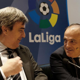 El presidente del Consejo Superior de Deportes, Miguel Cardenal (i), y el de LaLiga, Javier Tebas (d), durante la presentación del Informe Económico del Fútbol Profesional 2015./EFE