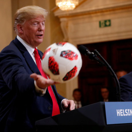 Trump, con la pelota que le ha dado Putin durante la conferencia. REUTERS/Kevin Lamarque