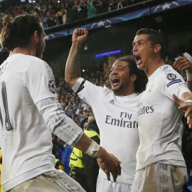 Cristiano celebra, junto a Marcelo y Bale, uno de los tres goles que le marcó al Wolfsburgo en el Bernabéu. /REUTERS