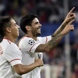 Banega y Ben Yedder celebran uno de los goles del Sevilla. EFE/Raúl Caro