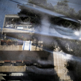 Una bandera de Israel aparece reflejada en la foto del Primer Ministro Netanyahu. REUTERS/Corinna Kern