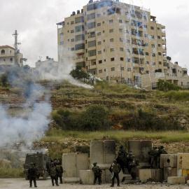 Enfrentamientos entre manifestantes palestinos y agentes de Policía de fronteras israelíes durante una protesta en la ciudad cisjordana de Ramala. EFE/Atef Safadi
