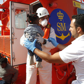 Llegada al puerto de Tarifa (Cádiz), de los 41 inmigrantes, entre ellos un bebé, que han sido recatados por Salvamento Marítimo de una patera en el Estrecho de Gibraltar este fin de semana. EFE