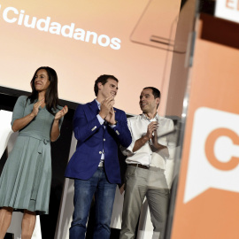 El presidente de Ciudadanos, Albert Rivera (c), acompañado por los candidatos a la Comunidad de Madrid, Ignacio Aguado, a la alcaldía de Madrid, Begoña Villacís, durante su intervención en un mitin de campaña que ha tenido lugar esta tarde 
