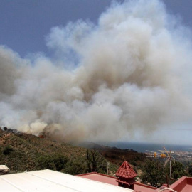 Medio centenar de personas fueron desalojadas por el incendio forestal en Ceuta. / EFE