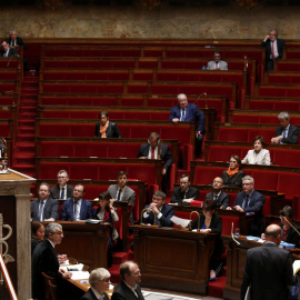 La ministra francesa de Trabajo, Myriam El Khomri, en la tribuna de la Asamblea francesa, en el comienzo del debate sobre el proyecto de ley de reforma laboral. REUTERS/Philippe Wojazer