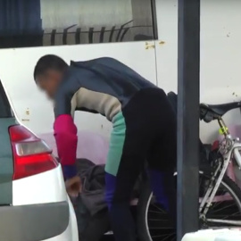 El menor subsahariano que ha intentado cruzar el Estrecho en una tabla de madera.- EL FARO DE CEUTA