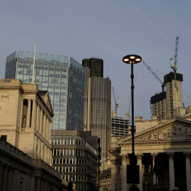 La sede del Banco de Inglaterra, entre los edificios y rascacielos de la City londinense. REUTERS/Toby Melville