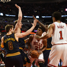 Jimmy Butler, de Chicago Bulls, intenta tirar a canasta ante la defensa de Cleveland. - REUTERS