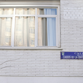 Placa identificativa de la calle Caídos de la División Azul de Madrid que cambiará su nombre en los próximos seis meses. EFE/Zipi