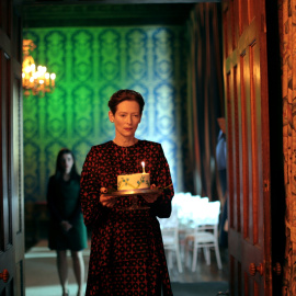 Tilda Swinton interpreta los dos papeles principales
