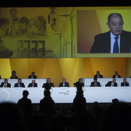 El presidente de Gas Natural Fenosa, Salvador Gabarró, durante su intervención en la Junta General de Accionistas que se celebra en Barcelona. EFE/Quique García