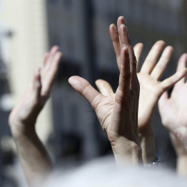 El movimiento 15M celebra su cuarto aniversario en la Puerta del Sol con cientos de ciudadanos participando en asambleas y actividades lúdicas. EFE/Fernando Alvarado