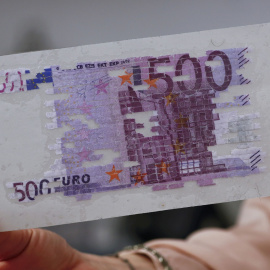 Un empleado del Banco Central de Austria (Nationalbank) muestra un billete de 500 euros restaurado en la sede del banco en Viena, Austria. REUTERS/Leonhard Foeger