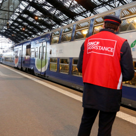 Un trabajador de la compañía ferroviaria SNCF en un andén de la estación de tren Gare de Lyon en París, Francia, durante la huelga del pasado 26 de abril. REUTERS/Jacky Naegelen