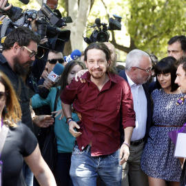 El secretario general de Podemos, Pablo Iglesias, a su llegada  a un acto público en la Universidad de Valencia. EFE/Kai Försterling
