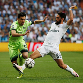 Isco trata de arrebatar el balón a Jesús Navas durante el partido. Reuters / Sergio Pérez