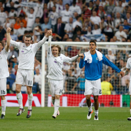 Los jugadores del Madrid celebran su pase a la final de la Champions. Reuters / Paul Hanna