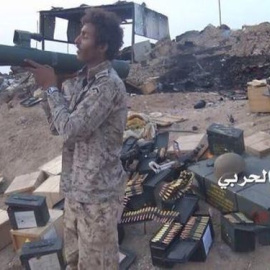 Un insurgente yemení apunta un lanzacohetes C-90, producido por la empresa española Instalaza y vendido en un principio a Arabia Saudí.