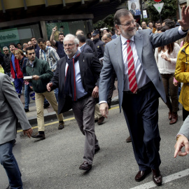 El presidente Mariano Rajoy ha finalizado su estancia en la capital asturiana con un paseo por algunas de sus calles más comerciales, donde ha recibido insultos y una sonora protesta, aunque también muestras de apoyo. EFE/José Luis Cereijid
