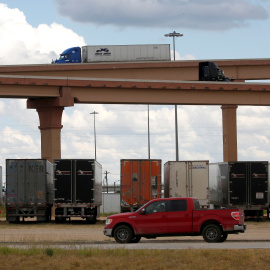 Los camiones se ven en una intersección del puente cerca de la frontera del World Trade Bridge, en Laredo, México. Reuters