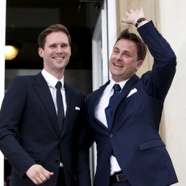 El pimer ministro de Luxemburgo, Xavier Bettel, con su pareja, el arquitecto belga Gauthier Destenay, tras contraer matrimonio en el ayuntamiento de la capital del Gran Ducado. REUTERS/Francois Lenoir