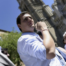 El líder de Ciudadanos, Albert Rivera, haciendo campaña este viernes en Toledo. EFE/Ismael Herrero