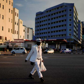 Un hombre pasea por una calle de La Habana. (ALEXANDRE MENEGHINI | REUTERS)