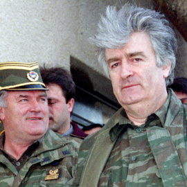 Mladic (i.), junto a Karadzic (d.), durante la guerra de Bosnia en 1995. REUTERS/Ranko Cukovic