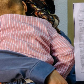 Una mujer sin papeles de Melilla, sostiene a su hijo.- JOSÉ PALAZÓN