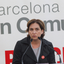 La candidata de BComú a la alcaldía de Barcelona, Ada Colau, durante el mitin en Barcelona, en el aniversario del 15. EFE/Toni Garriga