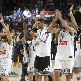Los jugadores del Real Madrid celebran con la afición el triunfo sobre el Fenerbahce Ülker tras la segunda semifinal de la Final a cuatro de la Euroliga que se ha disputado esta noche en el Barclaycard Center de Madrid. EFE/Juan Carlos Hida