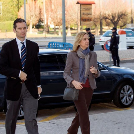 La infanta Cristina y su marido, Iñaki Urdangarin, entran en la Escuela Balear de la Administración Pública, donde se celebra el juicio por el caso Nóos. EFE/Cati Cladera
