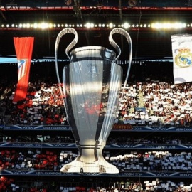 Aficionados del Real Madrid y del Atlético en las gradas del estadio Da Luz de Lisboa en la final de 2014.