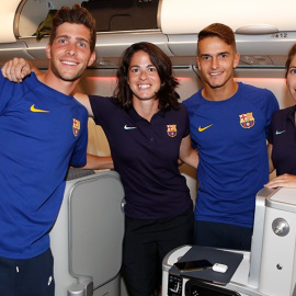 El equipo masculino y femenino del Barcelona antes de partir a Estados Unidos. / FUTBOL CLUB BARCELONA TWITTER