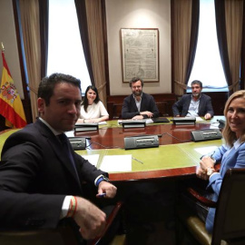 El secretario general del PP, Teodoro García Egea, y la presidenta del PP de la Comunidad de Navarra, Ana Beltrán, participan en una reunión con miembros de la dirección de Vox, esta tarde en el Congreso de los Diputados. EFE/Kiko Huesca
